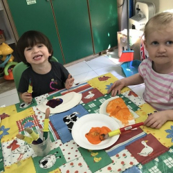 Thomas and Elodie creating their paper plate jellyfish craft!