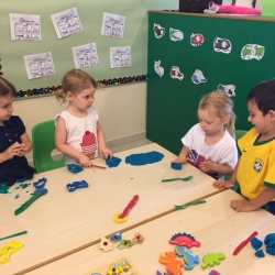 Florence, Sophie MA, Sophie T. and Enzo tried different cutting tools on the playdough.