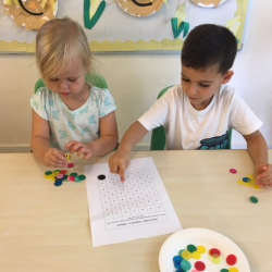 Ella and Enzo learned to play the dice “count and cover” game.