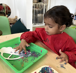 Una finger painting her car!