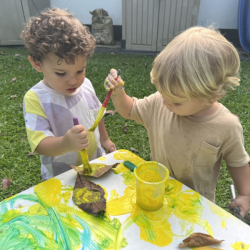 Romy and Zeno found some leaves to paint!