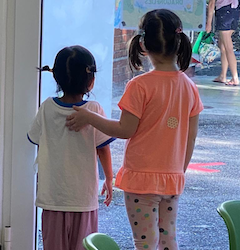 “You’ve got a friend in me~” thanks Vivi for being a friend to our new classmate Toria .