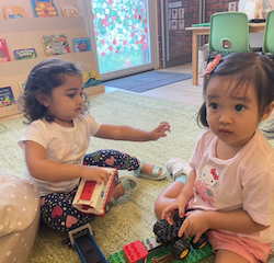 Anaya and Alexandra playing together on their first day in the Fireflies class!