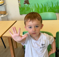 Show me 5 fingers, Ben!