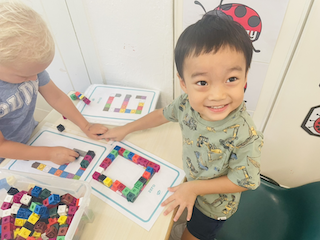 Ei loves playing with number blocks!