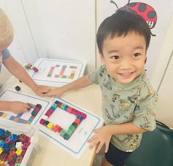 Ei loves playing with number blocks!