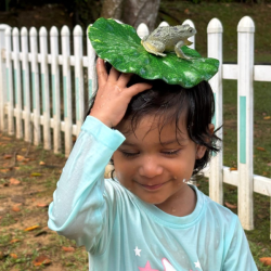 What’s on your head Niva Aria? 🐸