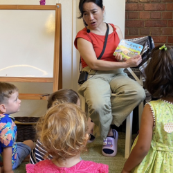 It’s story time in the Fireflies’ Mandarin class!