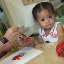 Flow making her hand print crab! 🦀
