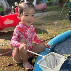 Constance on a mission to catch some froggies!