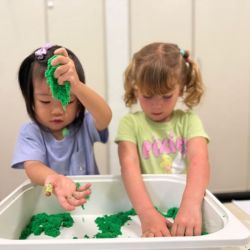 Immy and Constance got their hands sandy and silly with kinetic sand — squishing, shaping and throwing through sensory play!
