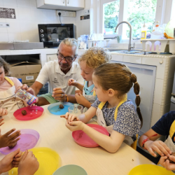 Busy-Bees-enjoyed-cookery-wit-Kalles-gradparents