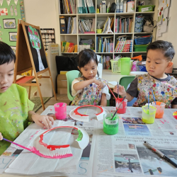 Ei, Toria and Lincoln painting their south African necklace.