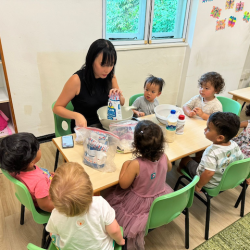 Making blueberry muffin with Miss Jong!