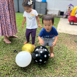 Nate and Alba playing with balloons in the garden!