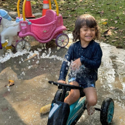 Robin's having a splashing good time!