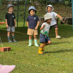 The children are still enjoying relay competition.