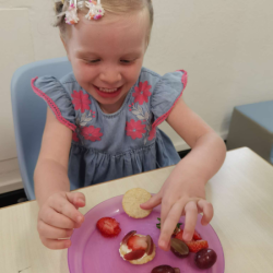 Our rice crackers flowers are delicious and pretty. 