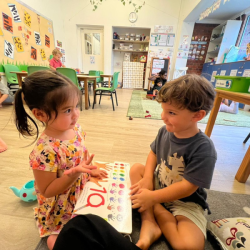 Romy and Eden counting together.