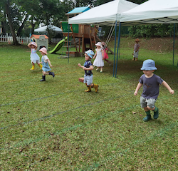 The children are still enjoying relay competition.