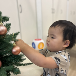 Cara decorating our tree with baubles!