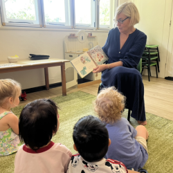 Arthurs-grandma-coming-in-as-a-mystery-reader